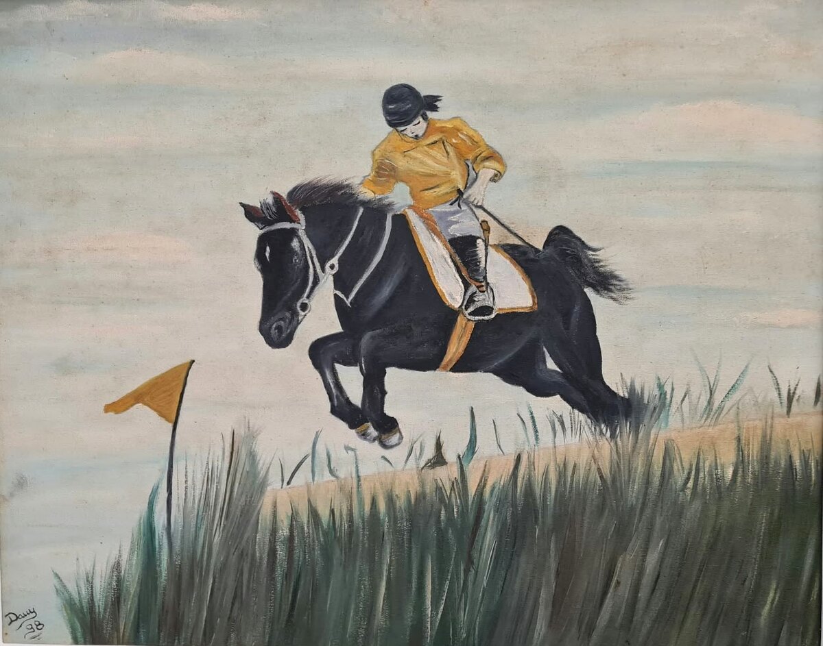 Pintura de uma amazona de casaco amarelo sobre um cavalo preto saltando sobre capim alto, de autoria de Daniela