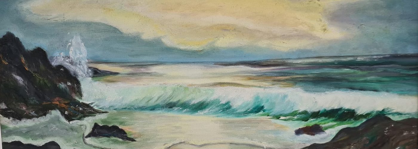 Pintura a óleo de uma onda quebrando numa costa rochosa sob um céu amarelo pálido, de autoria de Daniela